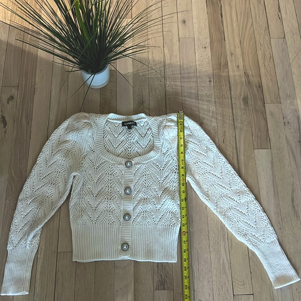 Express Ivory sweater, size S.
The buttons don’t open.